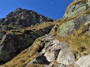 38 Dopo il canalino altro tratto impegnativo per sentiero malmesso